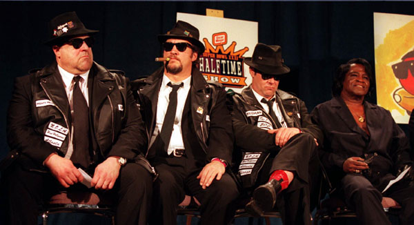 Blues Brothers 2000 и James Brown (справа)