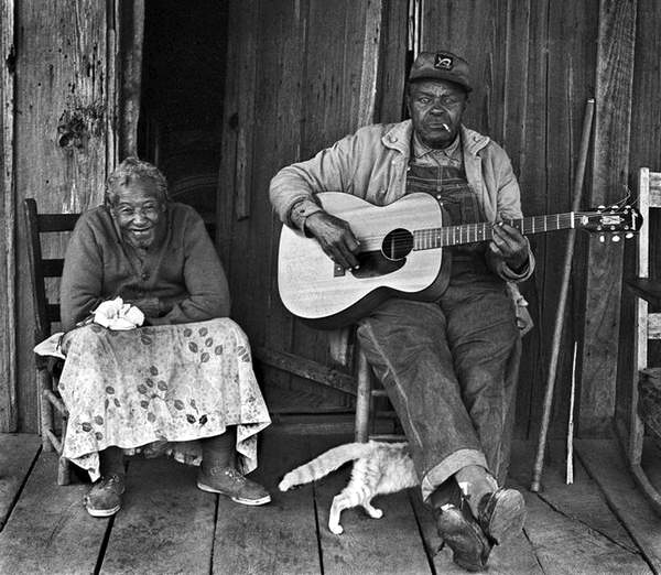 Dixon Hunt and his wife pose for the camera in Dranesville, Georgia, in 1969